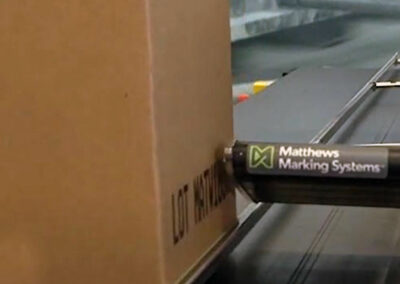 Marquage jet d'encre sur emballage secondaire carton - Imprimante Viajet V Series DOD-Matthews