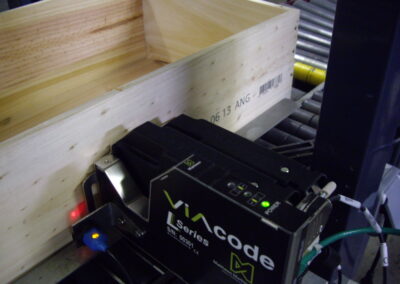Impression code à barres EAN sur caisse en bois - secteur vincole I Marquage jet 'encre thermique TIJ