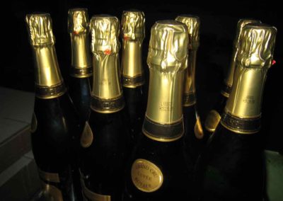 Coder les bouteilles I Marquage au laser sur bouteilles en verre du numéro de lotsLes coiffes des bouteilles de champagne sont identifiées avec une imprimante Ci-Series. Les 2 lignes de champs fixes sont imprimées avec une encre noire à contraste élevée et séchage rapide.