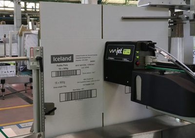 2 têtes d'impression T100 Viajet-T-Series impriment sur les cartons kraft blanc, identification codes barres, désignation, marque en haute définition