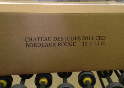 Identification caisse carton CRD - Impression en sortie de scotcheuse de deux lignes, désignation, CRD,, etc avec une imprimante VIajet L-Serie