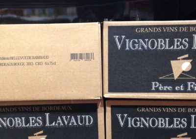 Impression sur caisse carton kraft - Impression sur convoyeur à 15 m/min sur le côté de la caisse carton . Marquage de la désignation, CRD, du millésime et d'un code barres EAN avec une imprimante VIAjet Serie L