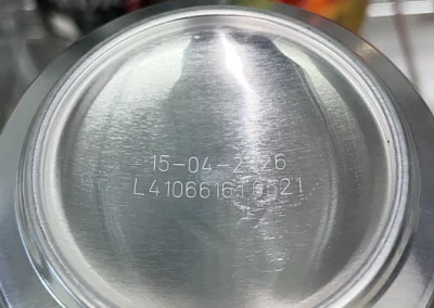 Marquage laser de la date et du lot sur le fond d’une canette en aluminium