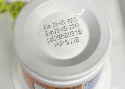 Marquage laser d’une date de péremption et numéro de lot sur pot alimentaire en plastique