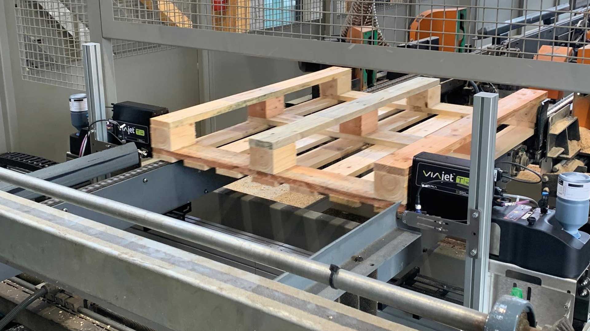 Marquage-IPPC-palettes-bois-technologie-jet-d’encre-Viajet-T-Series-Matthews-France Marquage IPPC bois sur palette avec la solution jet d’encre industrielle Viajet T-Series de Matthews France, garantissant traçabilité et conformité.