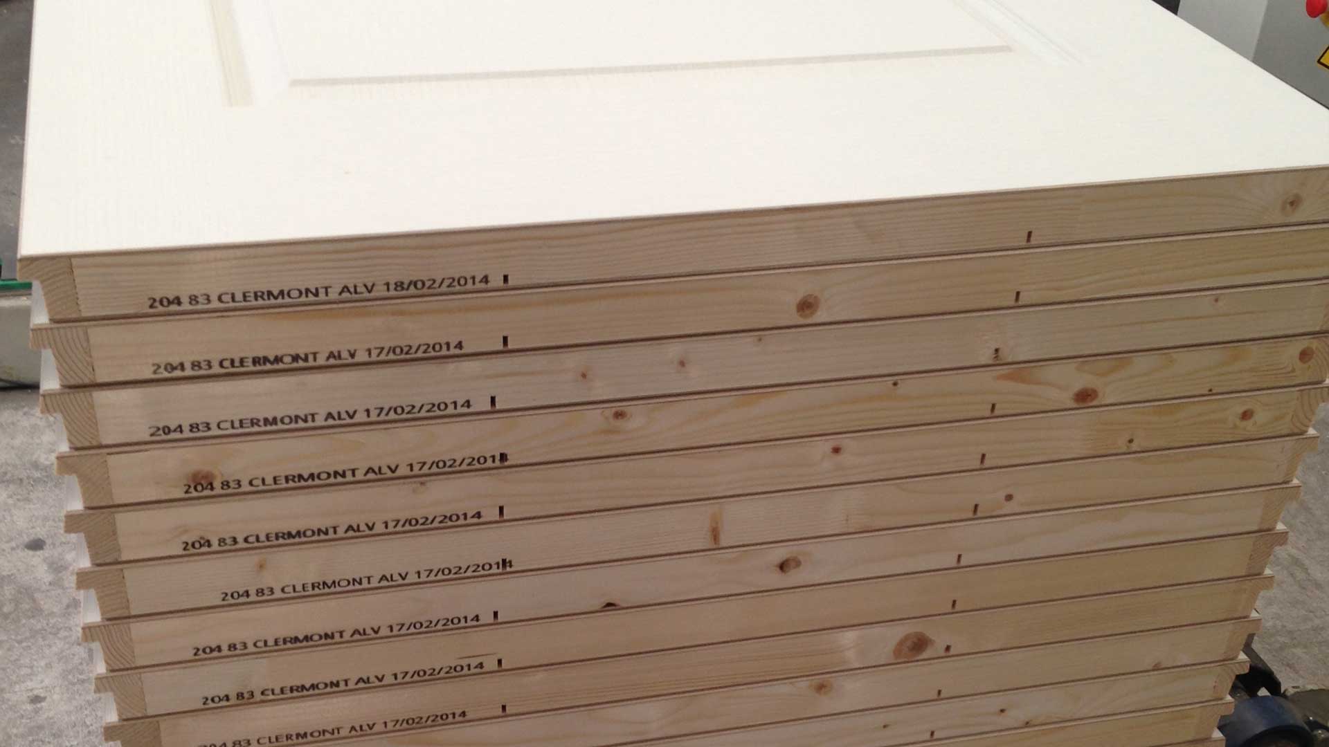 Marquage-bois-fabrication-portes-technologie-jet-d’encre-Viajet-L-Series Marquage bois sur portes en fabrication avec la solution jet d’encre industrielle Viajet L-Series de Matthews France, offrant précision, traçabilité et durabilité.