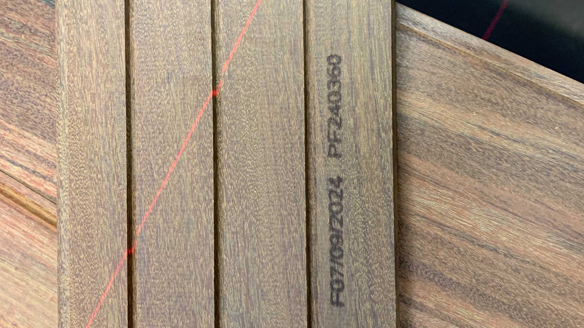 Marquage-bois-parquet-technologie-jet-d’encre-Viajet-L-Series Marquage bois parquet réalisé avec la solution jet d’encre industrielle Viajet L-Series de Matthews France, pour une identification durable et précise.