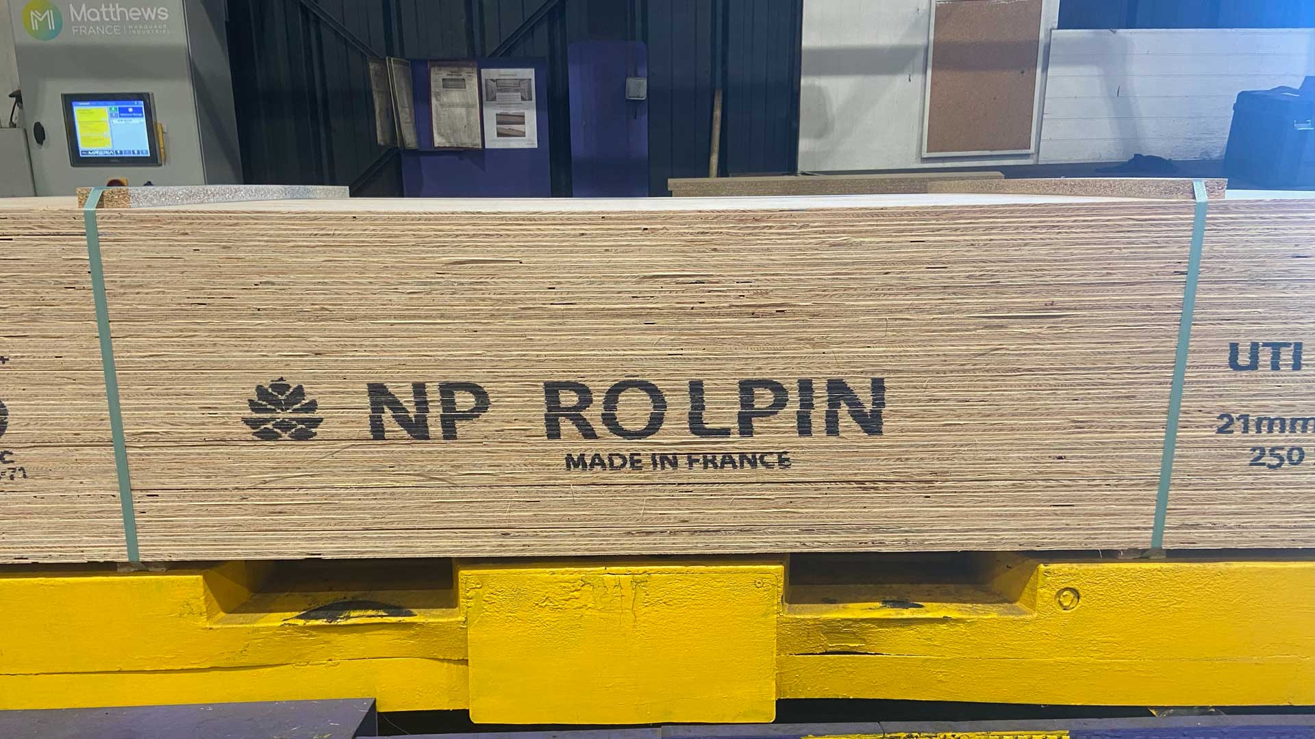 Marquage-bois-contreplaqué-planches-technologie-jet-d’encre-Viajet-V-Series Marquage sur planches de contreplaqué avec la solution jet d’encre industrielle Viajet V-Series de Matthews France, assurant lisibilité, traçabilité et conformité.